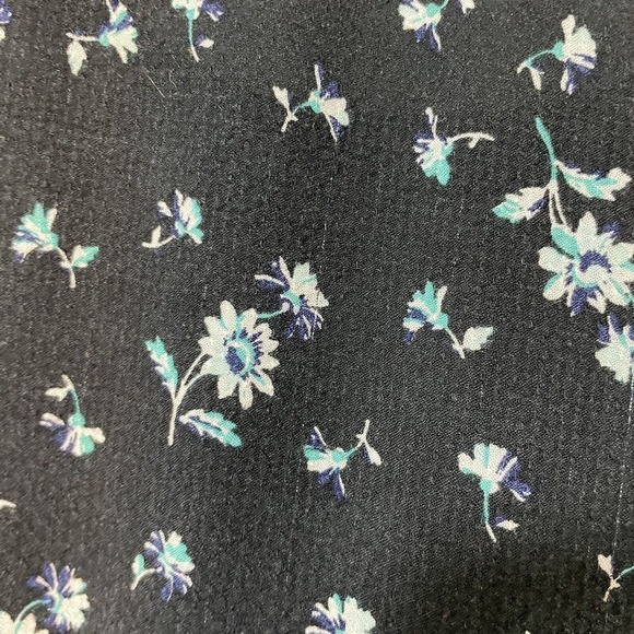 Torrid 100% Rayon Women’s Cap Sleeve Lace Cutout Top Black w/ Blue Flowers Sz 0 - Picture 2 of 10